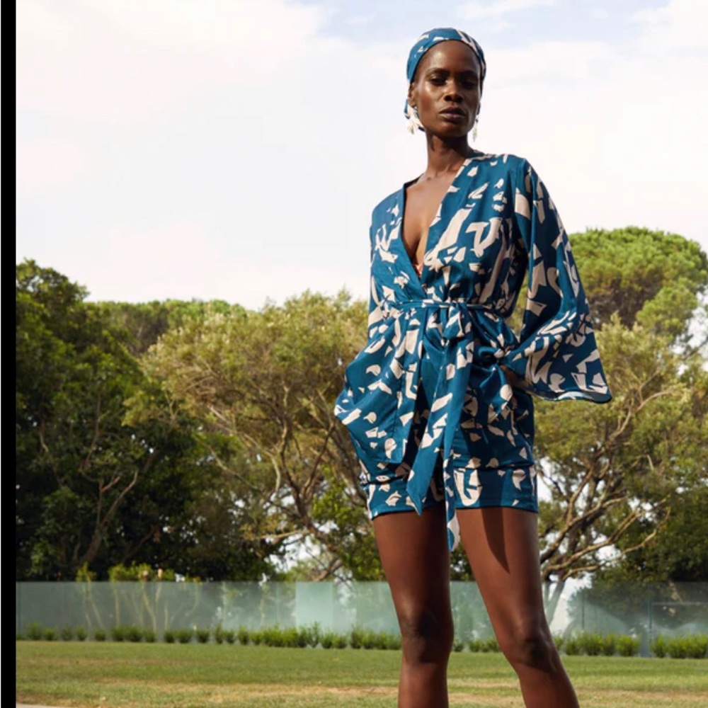 Diarrablu mini kimono and short set in batik blue.